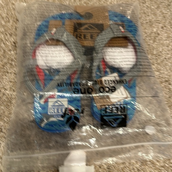 Reef boys 11/12 shark flip flops - Picture 5 of 5